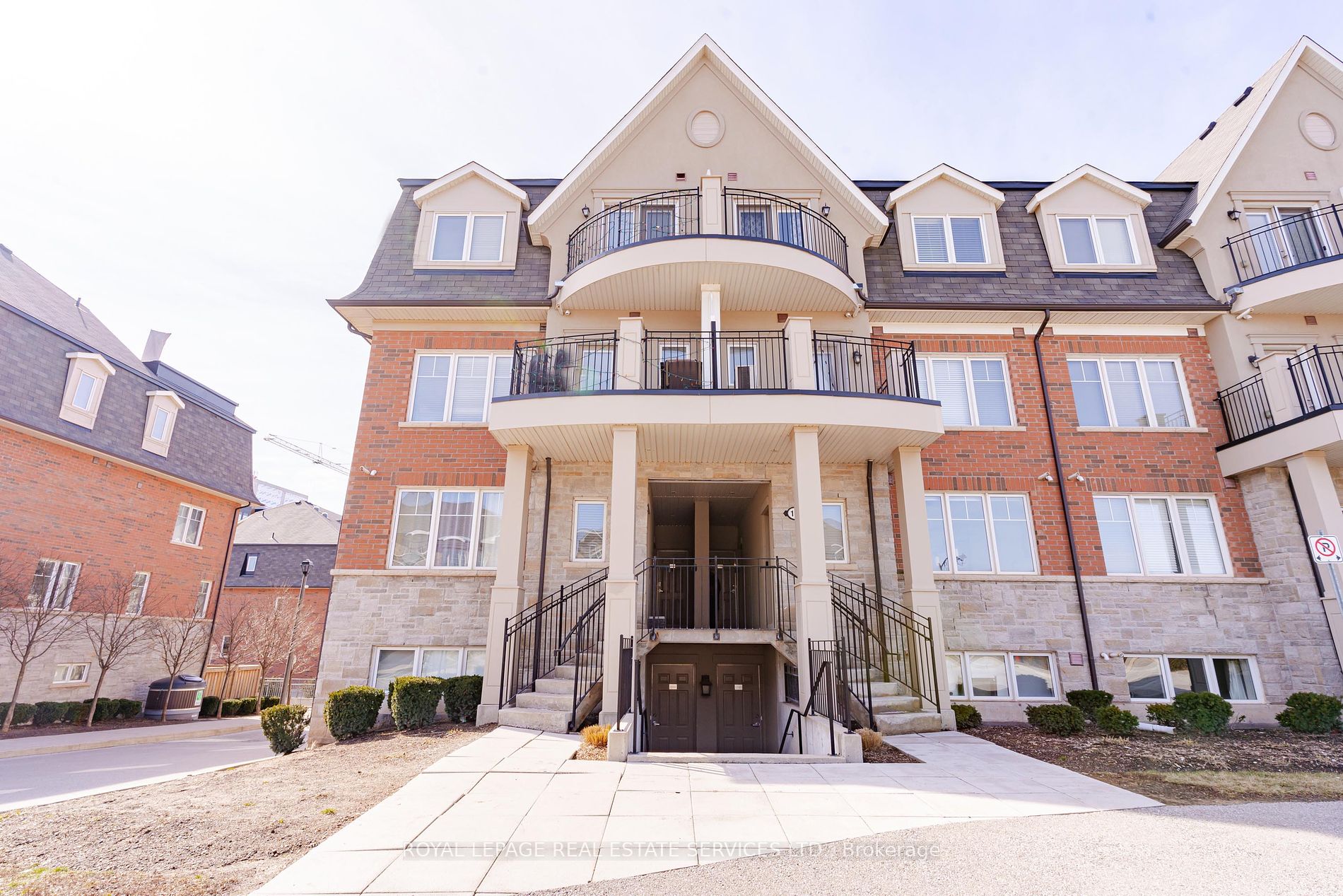 Condo Townhouse house for sale at 2420 Baronwood D Oakville Ontario