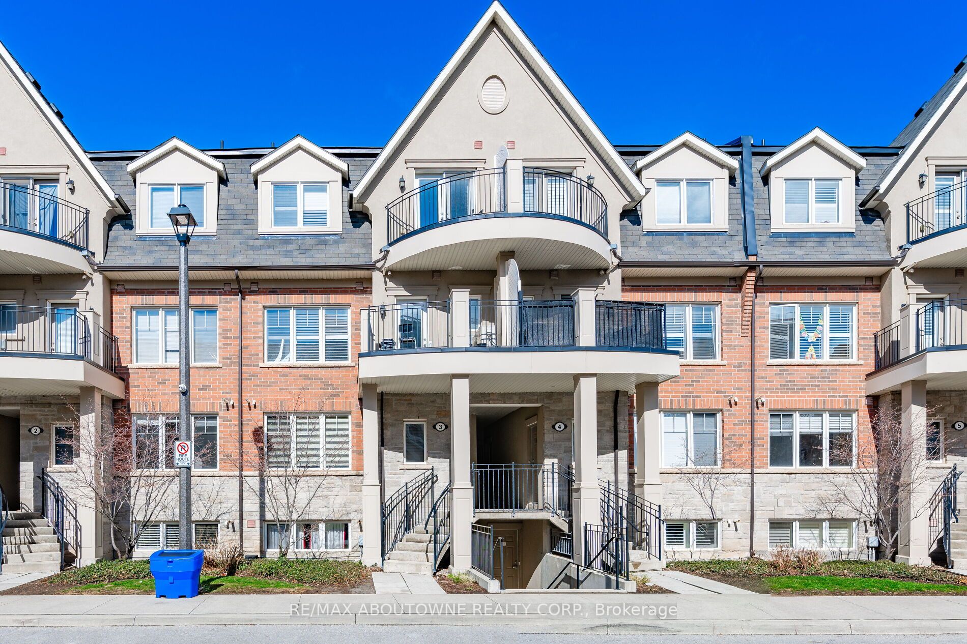 Condo Townhouse house for sale at 2420 Baronwood D Oakville Ontario