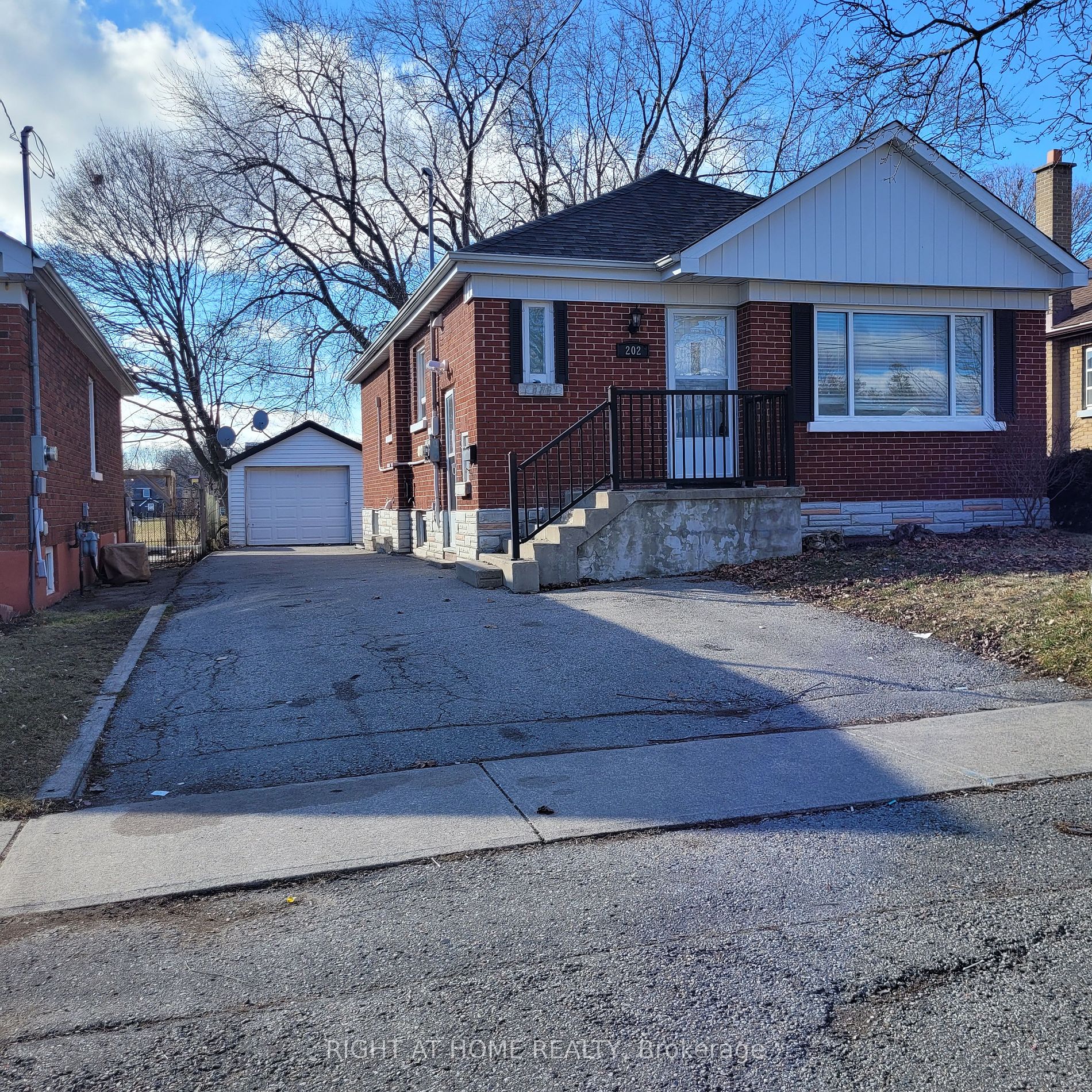 Detached house for sale at 202 Cadillac Ave S Oshawa Ontario