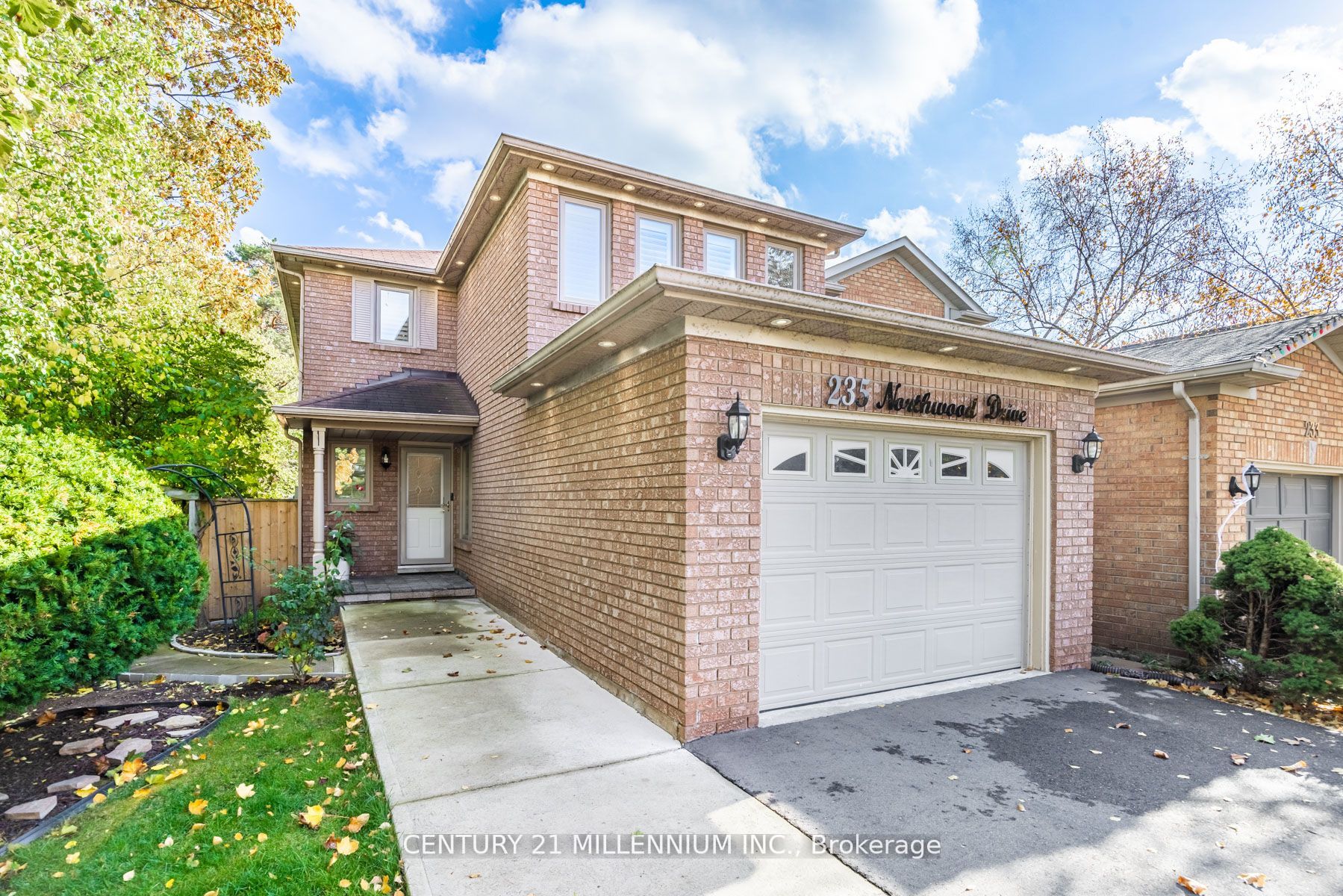 Detached house for sale at 235 Northwood Dr Oakville Ontario