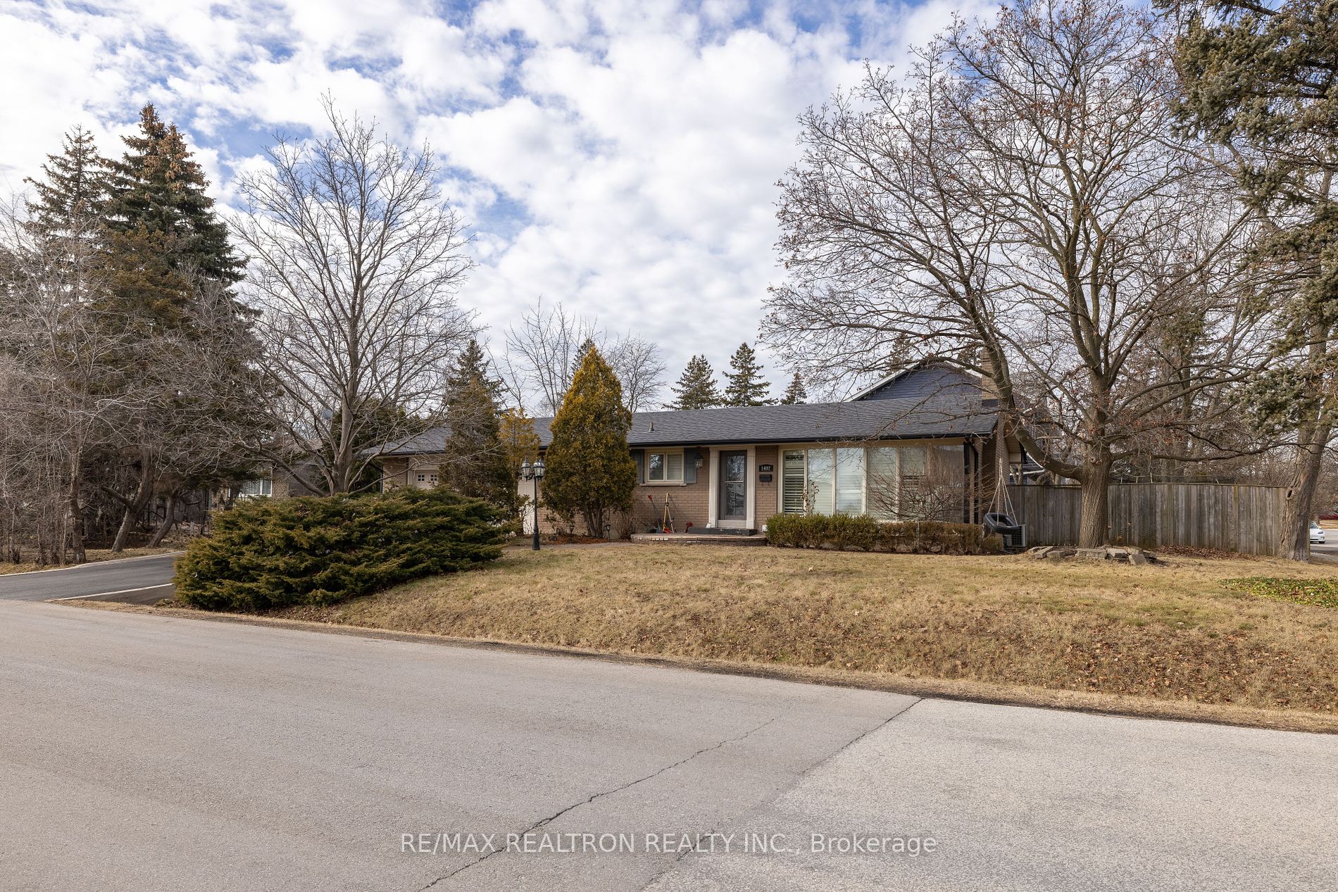 Detached house for sale at 1402 Gainsborough Dr Oakville Ontario