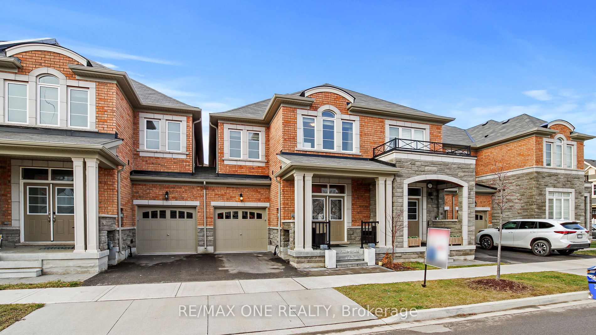 Att/Row/Twnhouse house for sale at 213 Wisteria Way Oakville Ontario
