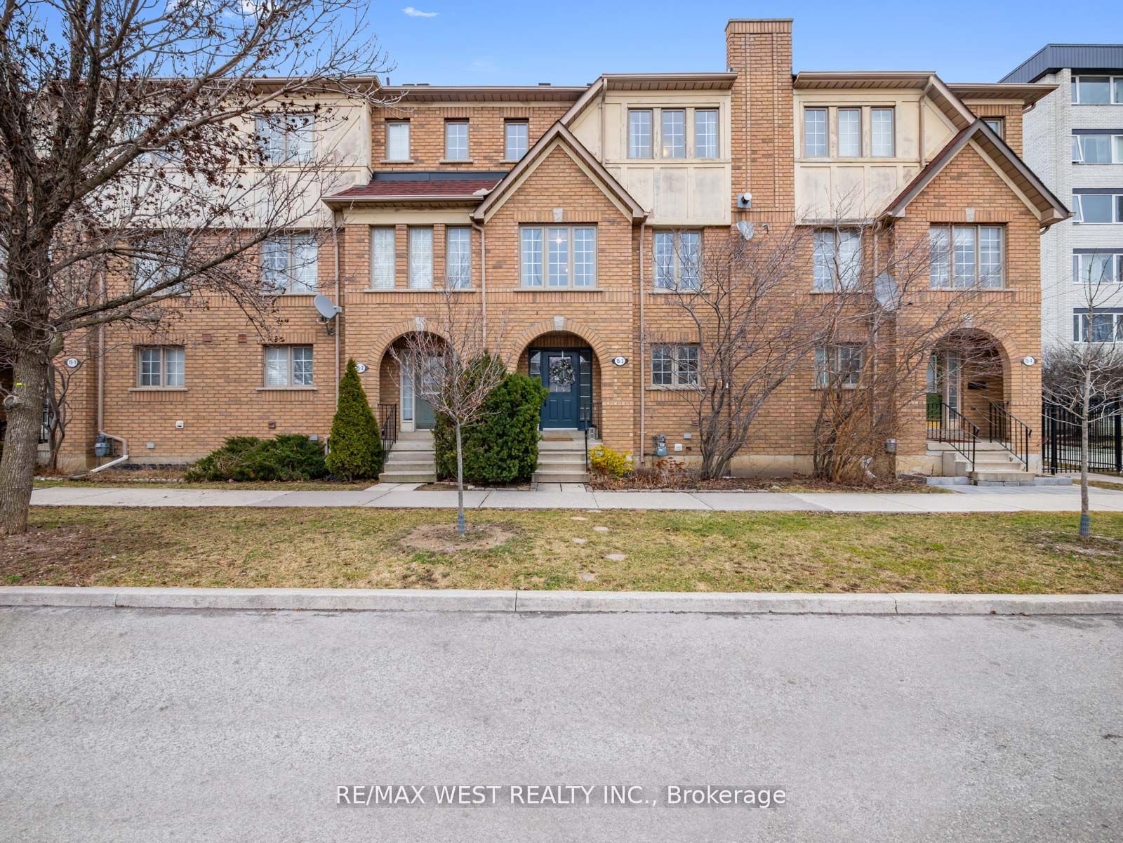 Att/Row/Twnhouse house for sale at 15 West Deane Park Dr W Toronto Ontario